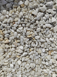 Kamenclub.ru: Мраморная крошка, щебень, цвет-белый, фр. 5-10 мм.  купить в Сургуте мрамор белый, айвори, молочный мраморная каменная крошка ландшафтная 12000 руб/т   фото КАМЕНЬ КЛУБ