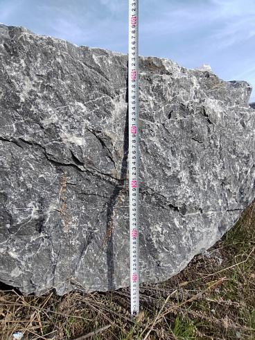 Kamenclub.ru: Черный мрамор скальник фр. 1000-1500 мм.  купить в Сургуте мрамор черный белый серый крупный колотый валун ландшафтный 9000 руб/т   фото КАМЕНЬ КЛУБ