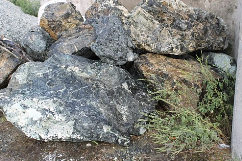 Kamenclub.ru: Змеевик скальник фр. 500-1500 мм.  купить в Сургуте змеевик зеленый серый черный глыба скальная колотая 7500 руб/т   фото КАМЕНЬ КЛУБ