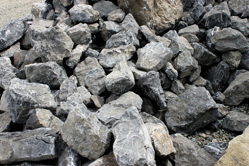 Kamenclub.ru: Черный мрамор скальник фр. 1000-1500 мм.  купить в Сургуте мрамор черный белый серый крупный колотый валун ландшафтный 9000 руб/т   фото КАМЕНЬ КЛУБ