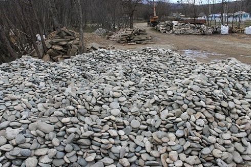 Kamenclub.ru: Галька речная плоская (ассорти) фр. 100-200-300 мм. купить  в Сургуте галька плоская разноцветная серый белый темно-серый синий речная галька ландшафтная 8000 руб/т   фото КАМЕНЬ КЛУБ