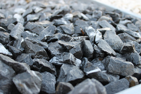 Kamenclub.ru: Щебень крошка черный (мрамор) фр. 40-70 мм.  купить в Сургуте мрамор черный с белыми прожилками, черный, белый декоративный щебень 11000 руб/т   фото КАМЕНЬ КЛУБ