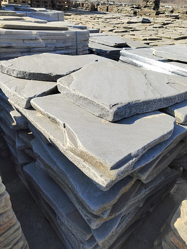 Kamenclub.ru: Песчаник пластушка галтованная светло-серая (3,0 см)  купить в Сургуте песчаник светло-серый, серый ландшафтный камень рваный колотый 21000 руб/м3   фото КАМЕНЬ КЛУБ