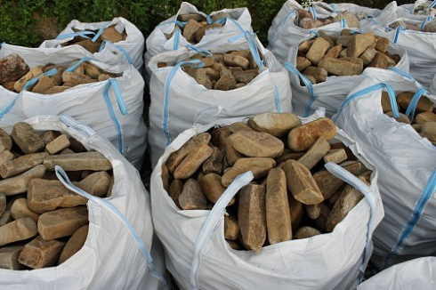 Kamenclub.ru: Песчаник для строительства и кладки блочный (фр 100-200 мм)  купить в Сургуте песчаник бежевый серый рыжий валун мелкий для строительства песчаник 6500 руб/т   фото КАМЕНЬ КЛУБ