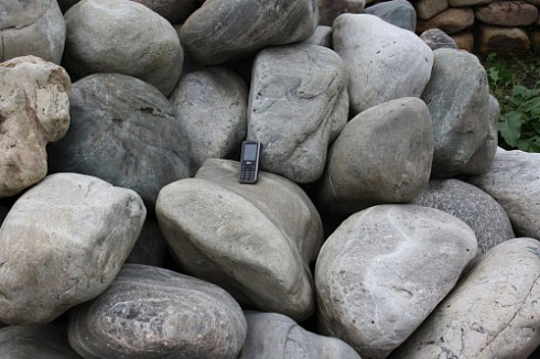 Kamenclub.ru: Речной валун Кабанчик фр.300-500 мм.  купить в Сургуте крупный природный камень галька серый, темно-серый речной валун галечник масштабный 7000 руб/т   фото КАМЕНЬ КЛУБ