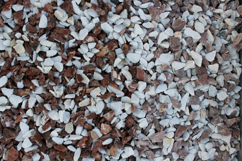 Kamenclub.ru: Мраморная крошка (щебень крошка микс: белый-розовый) фр. 10-20 мм.  купить в Сургуте мрамор белый, розовый каменный декоративный ландшафтный щебень 12000 руб/т   фото КАМЕНЬ КЛУБ